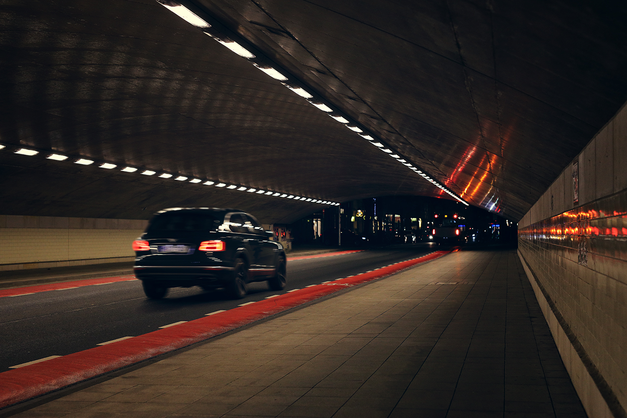 Schwarzes Auto im Tunnel