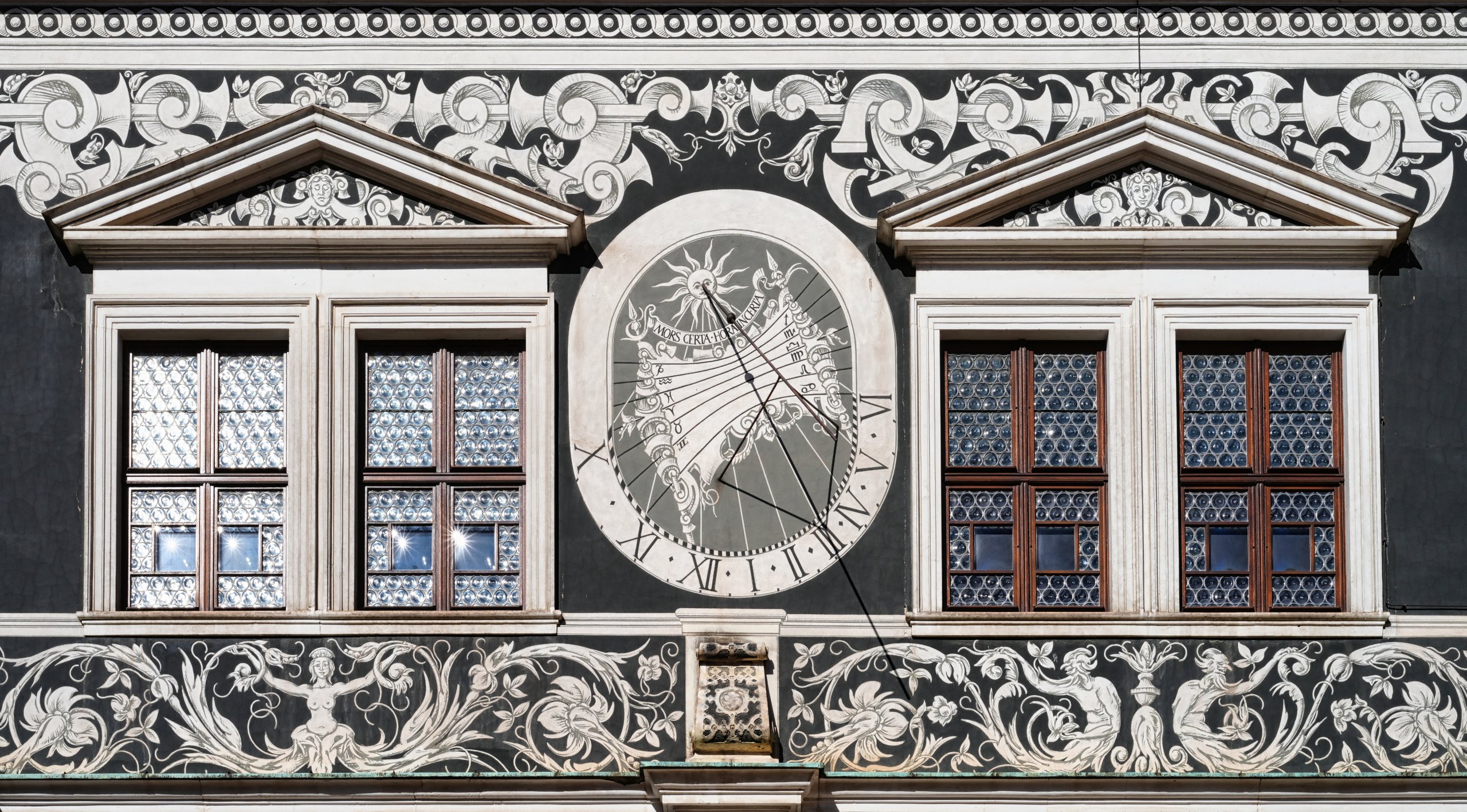 Sonnenuhrfassade
