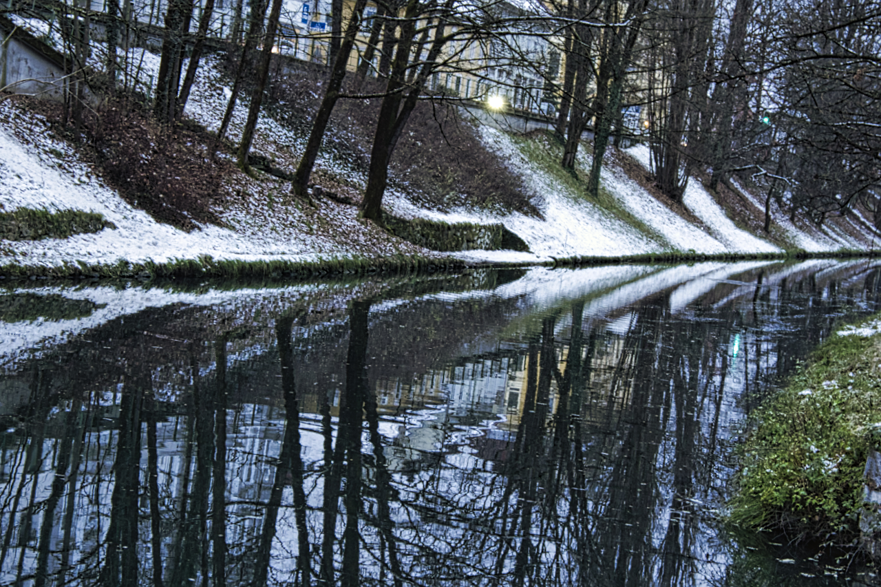 Spiegelungen am Kanal