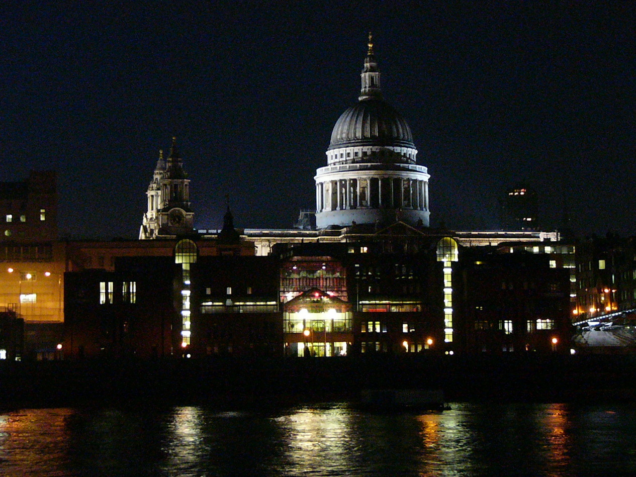 St. Paul's Cathedral spiegelt sich in der  Themse