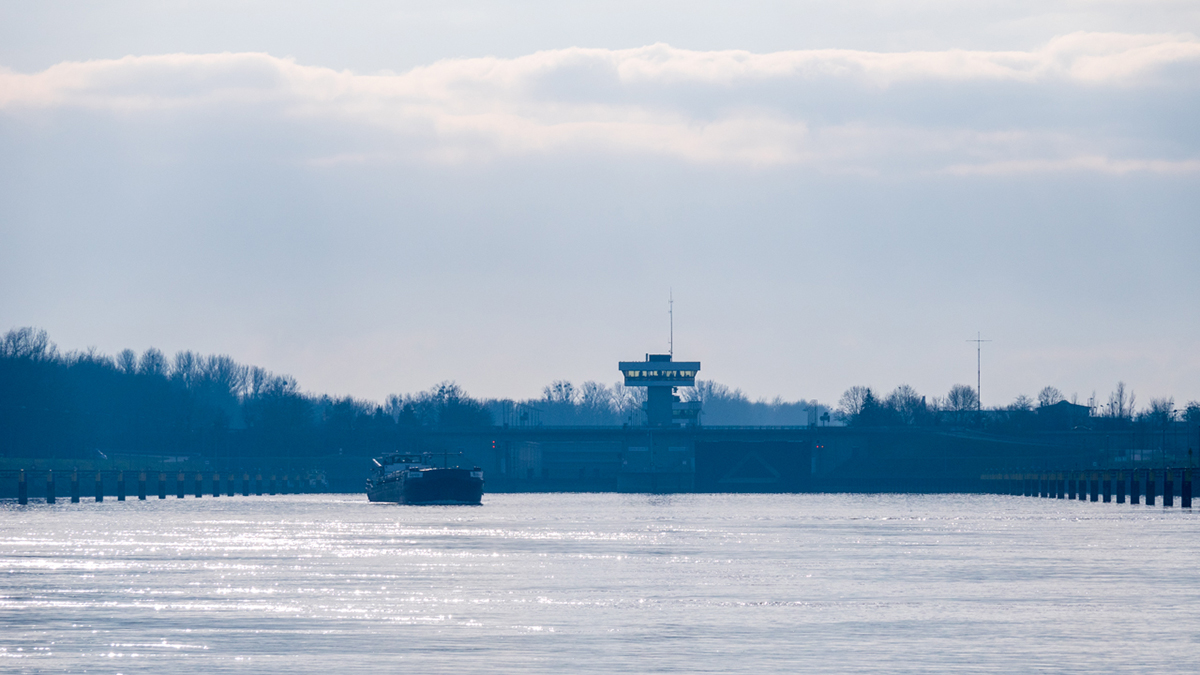 Staustufe und Schleuse Iffezheim