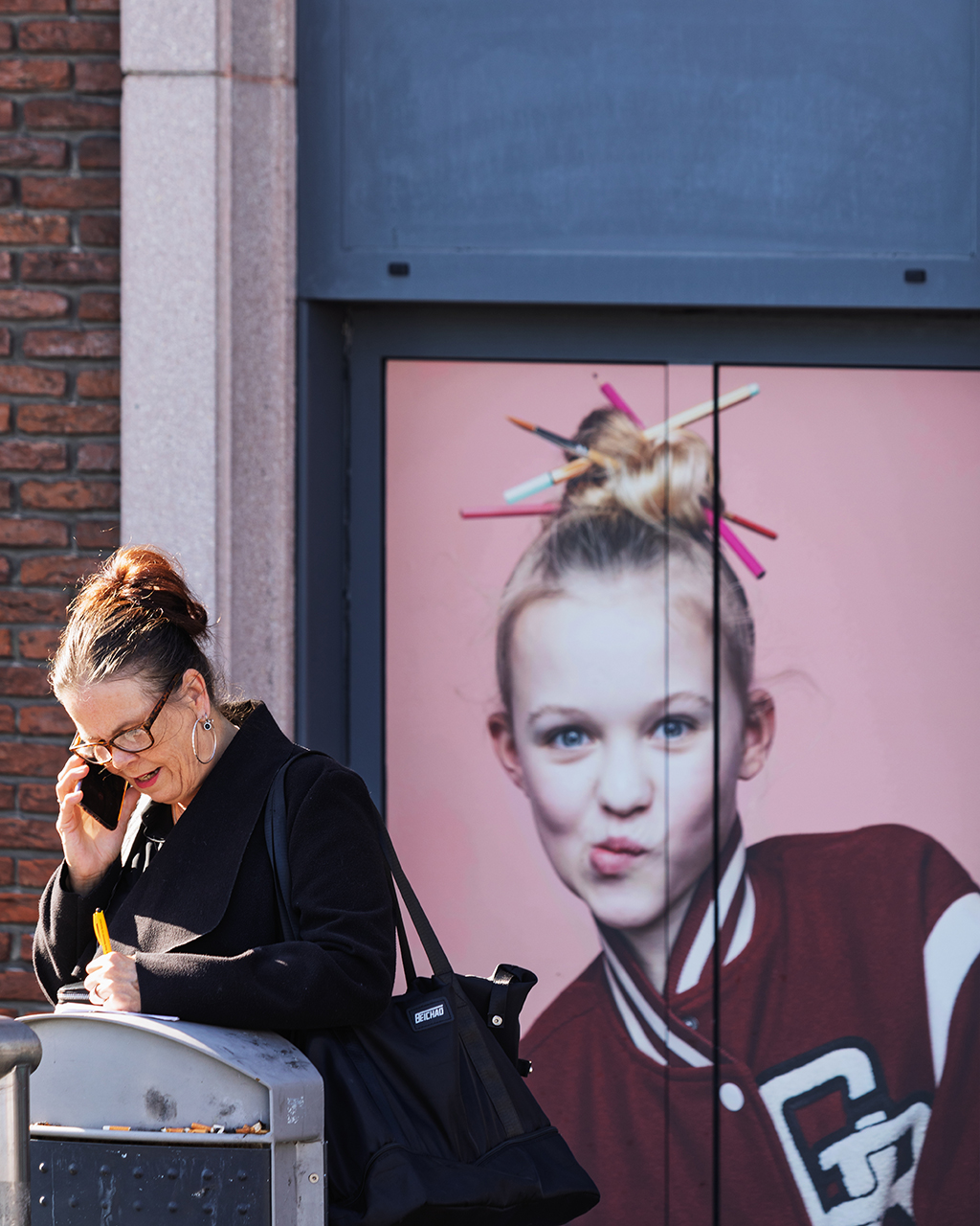 Stift in Hand und Haar