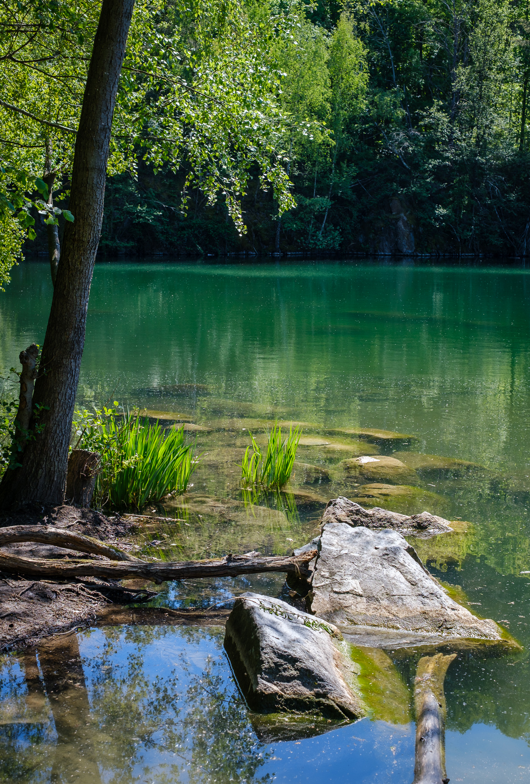 Still ruht der Steinbruchsee
