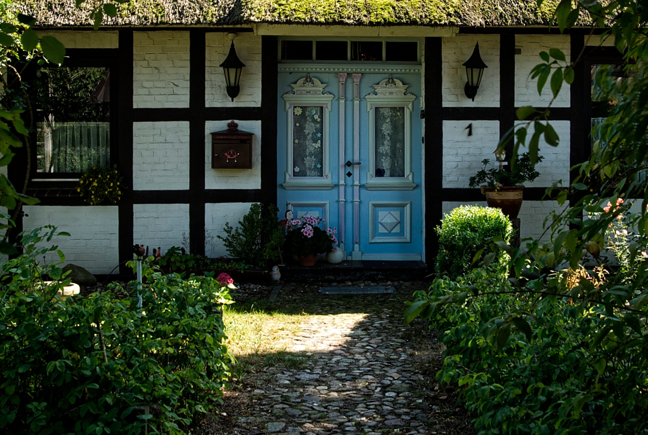 Strohdachhaus mit einer schönen Tür