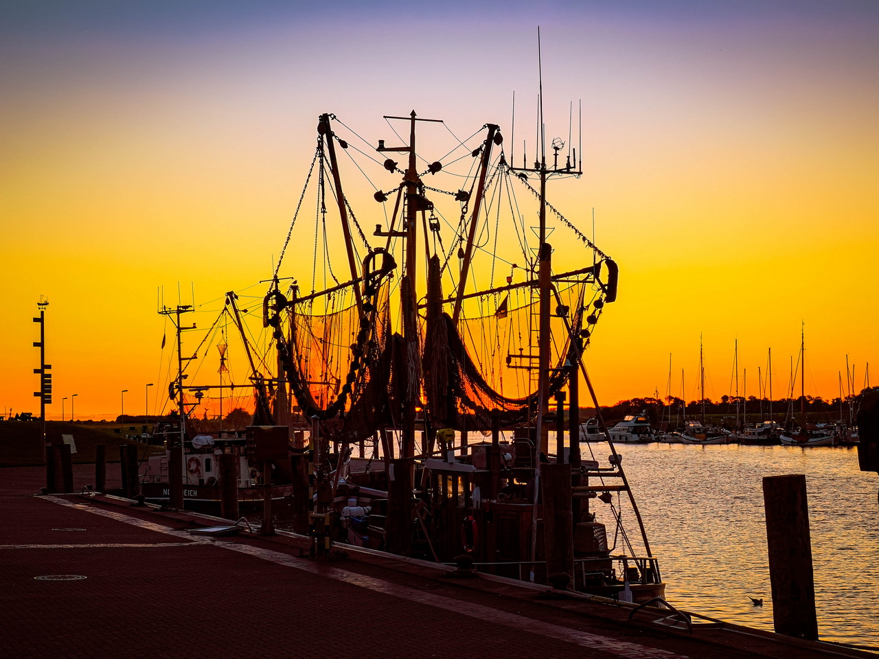 Tagesanbruch am Hafen von Greetsiel