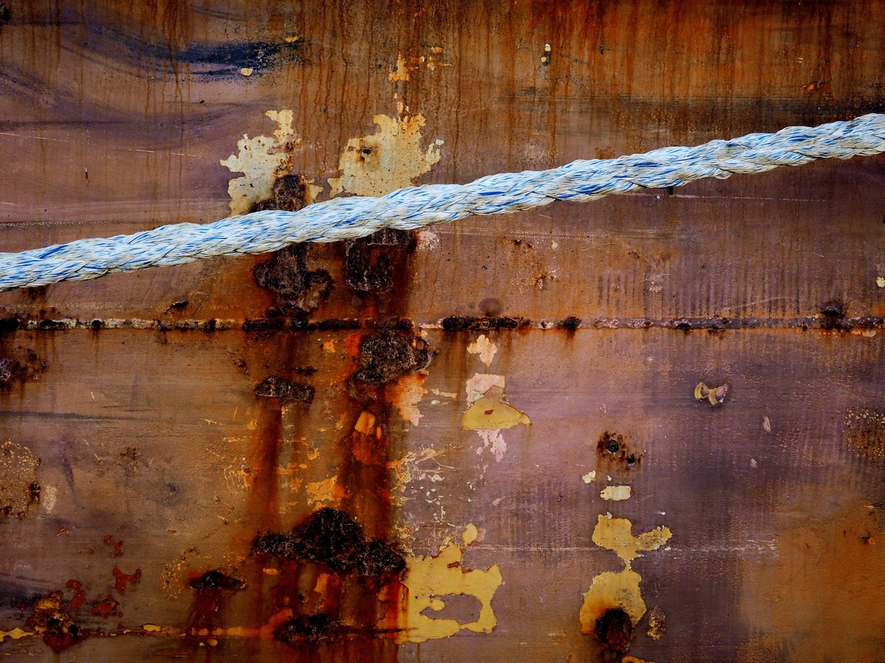 Tau vor rostiger Bordwand