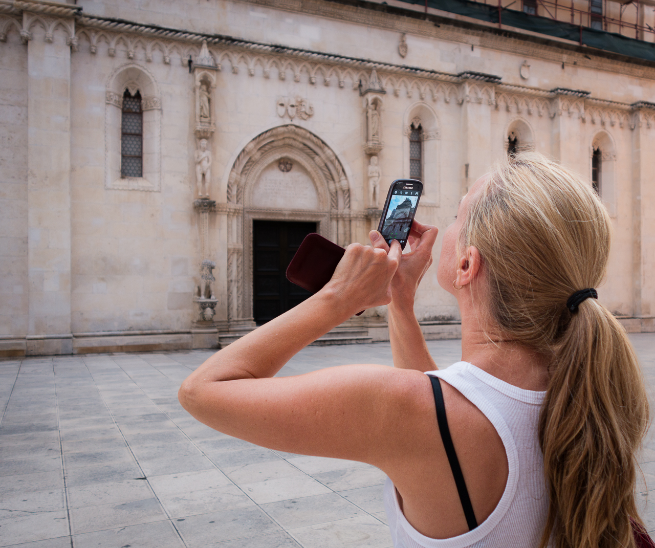 Touristin auf Fotopirsch