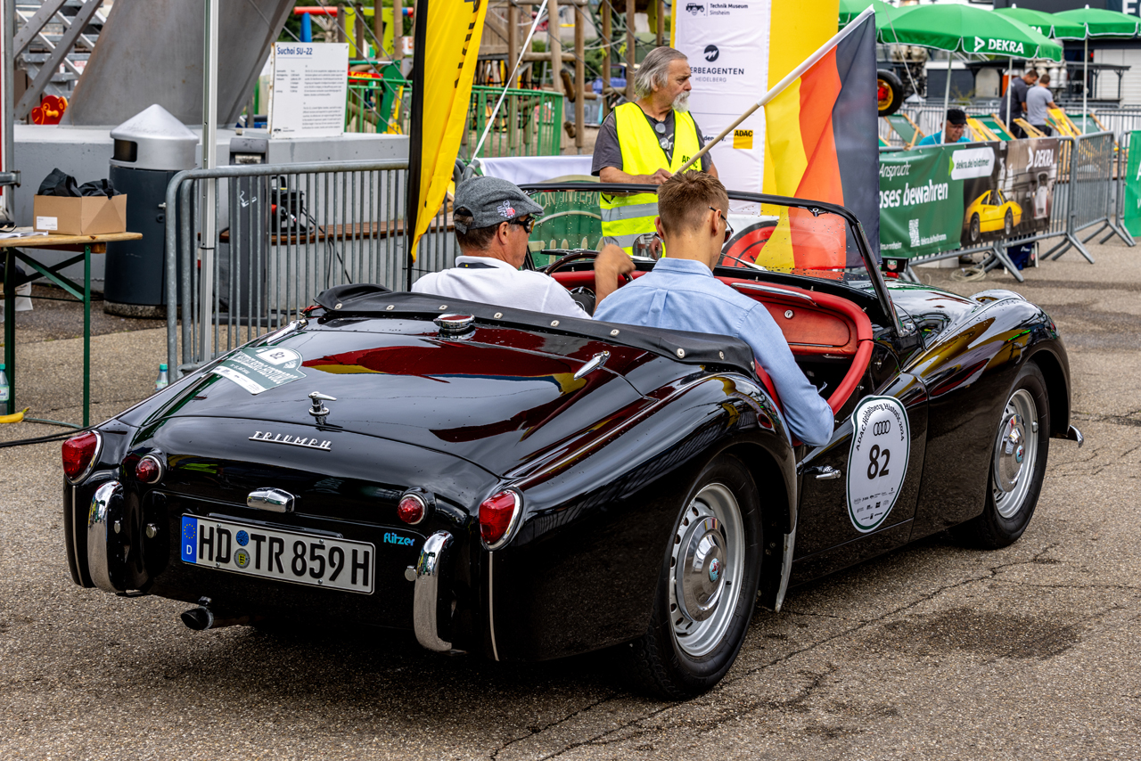 Triumph TR4 Bj. 1966 mit dem OB von Heidelberg am Steuer und Sohn als Beifahrer