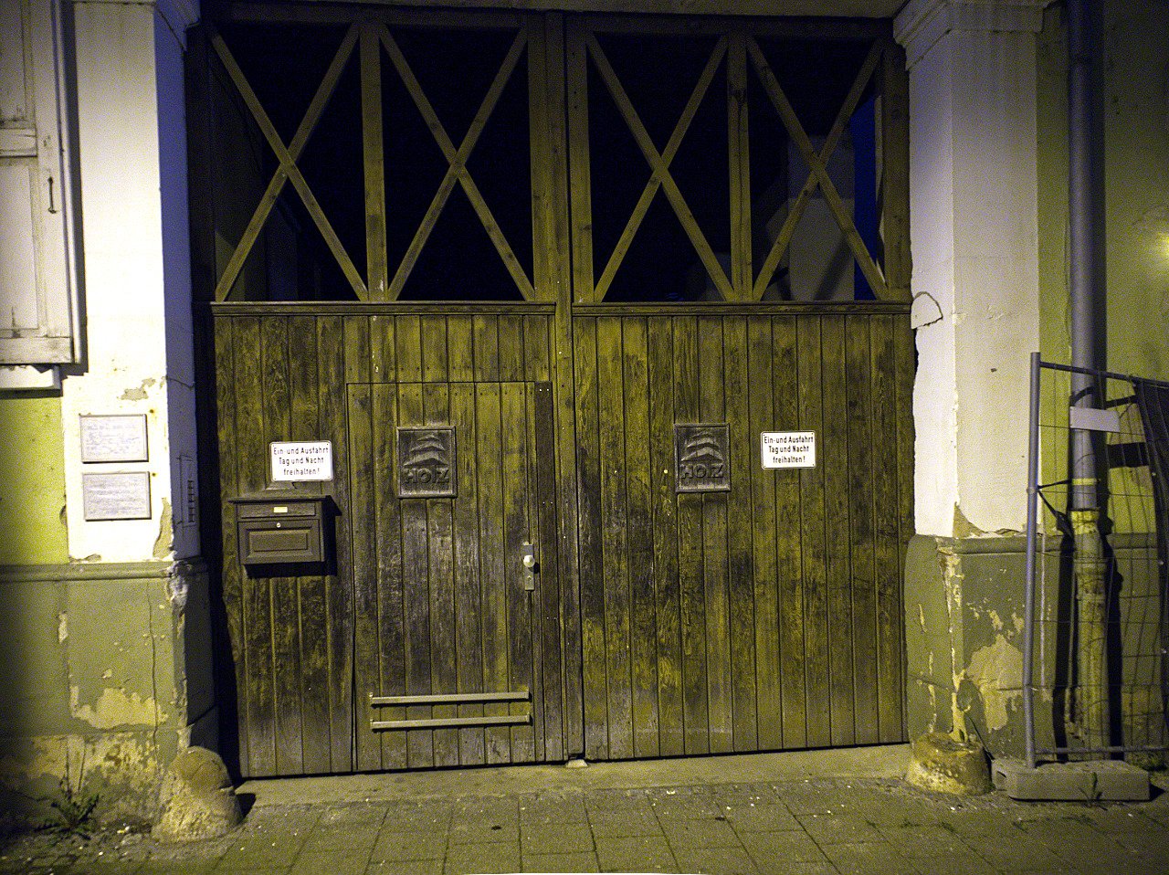 Tür und Tor einer ehemaligen Holzhandlung