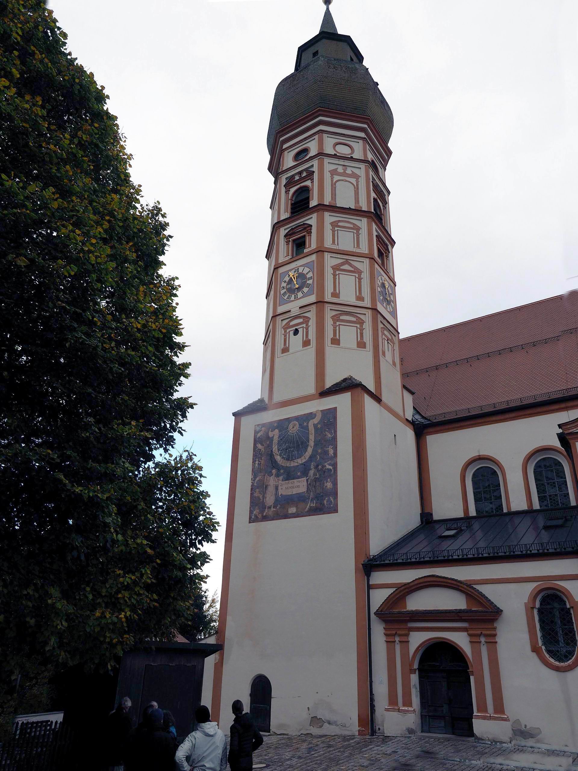 Turm der Klosterkirche Andechs mit der Sonnenuhr