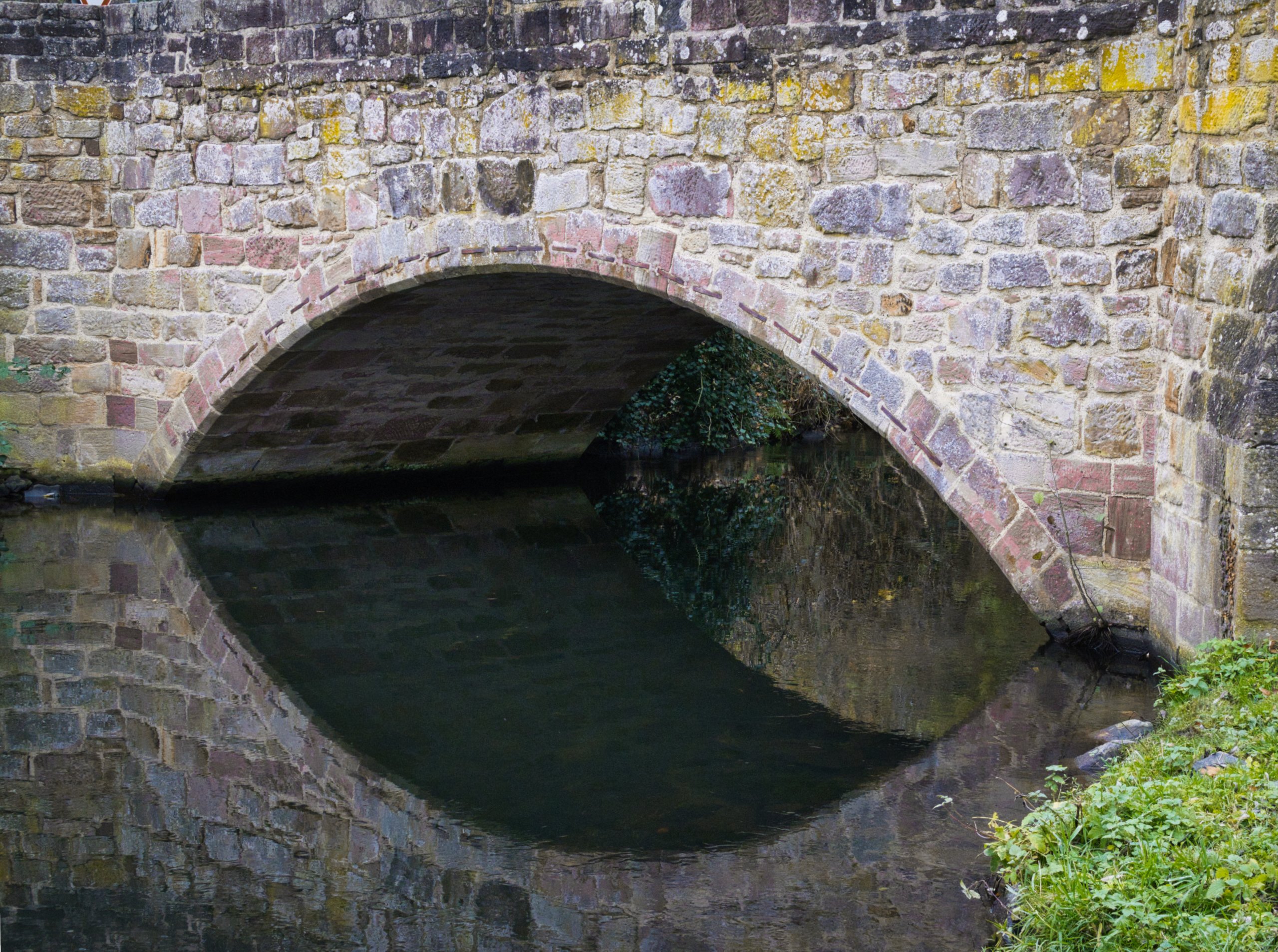 Unter dem Brückenbogen