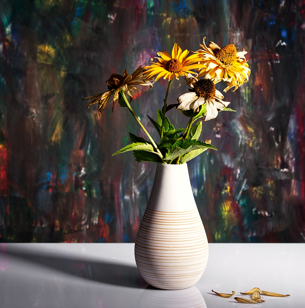 Vase mit verwelkten Blumen 02