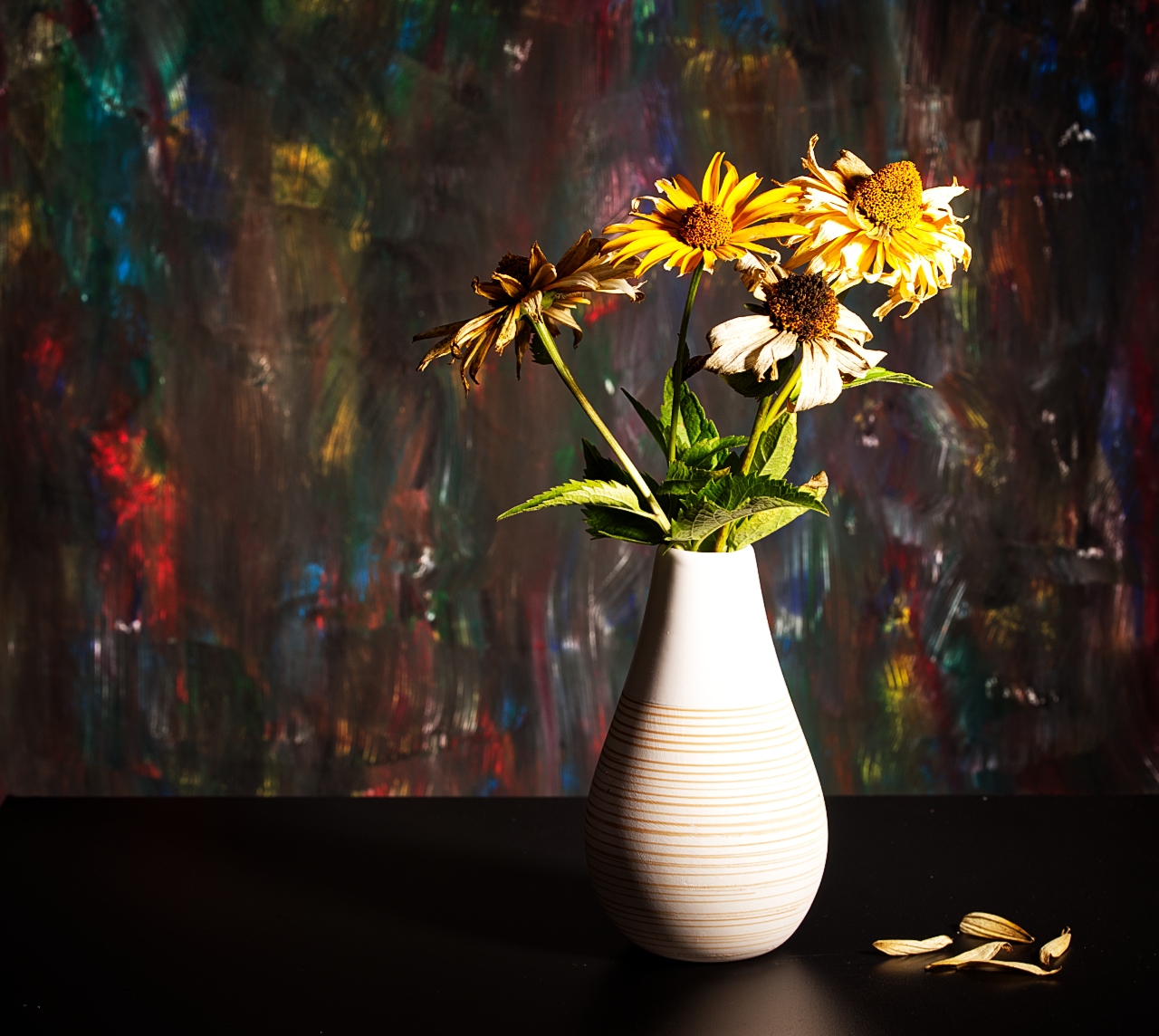 Vase mit verwelkten Blumen 03
