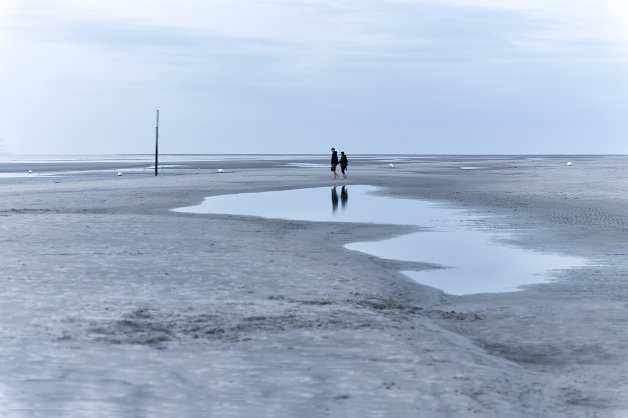 Vier Füße im Sand