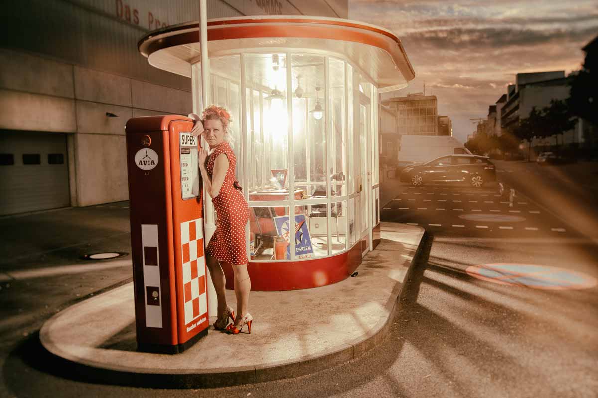 Vintage Tankstelle in Frankfurt mit Simone