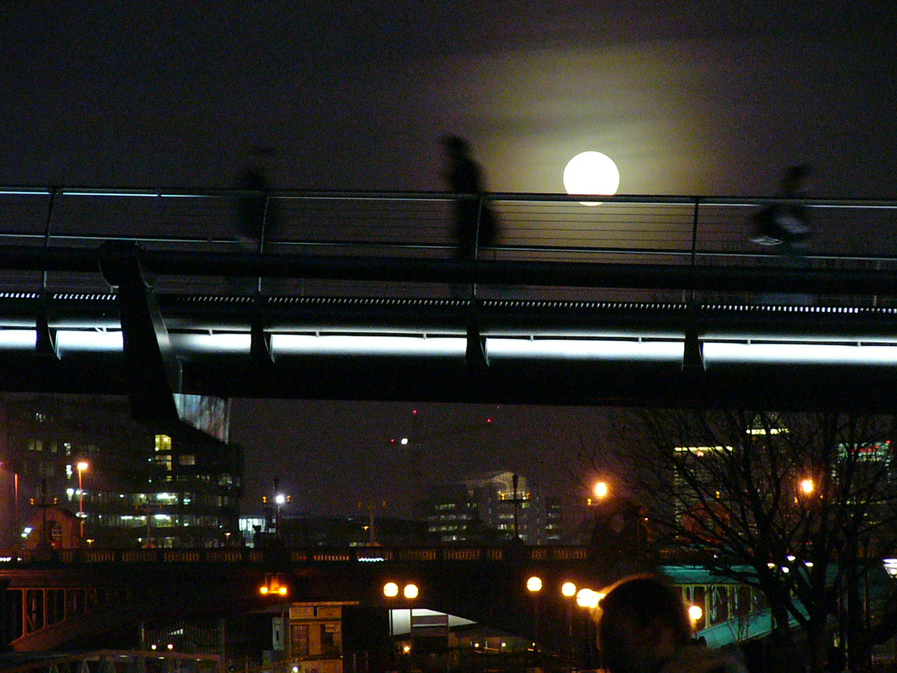 Vollmond im Hochnebel, Millenium Bridge, beschäftigte Stadt