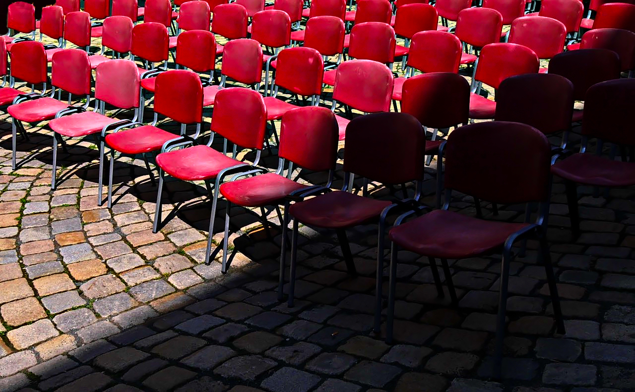 vor einer Theateraufführung