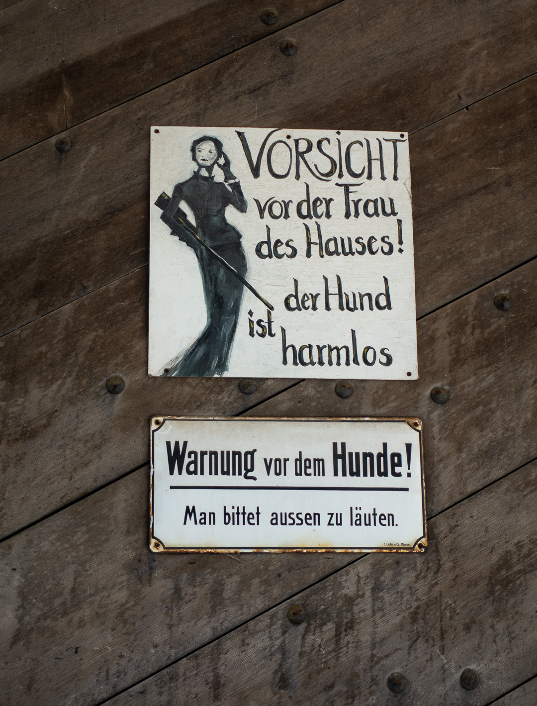 Warnung am Schlosstor