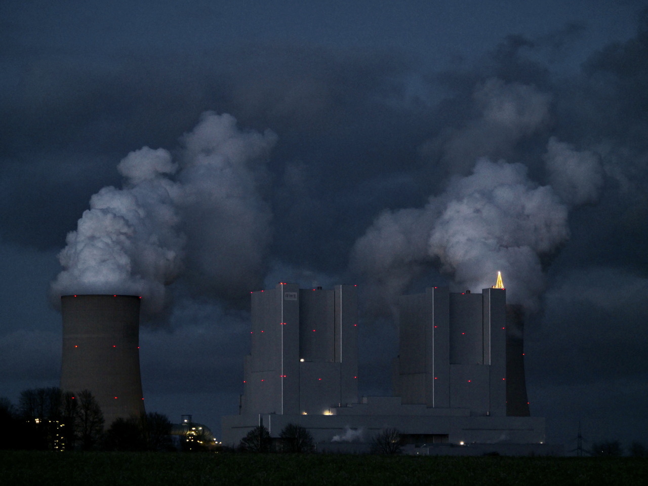 Weihnachtlich geschmücktes Kraftwerk