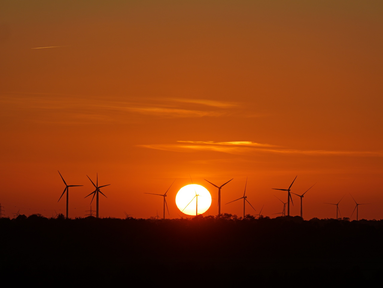 Windkraftpark bei Sonnenuntergang