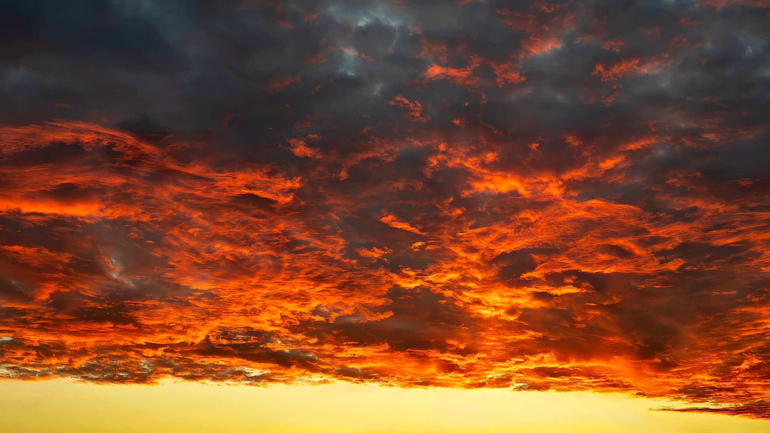 Wolken-Farbenspektakel