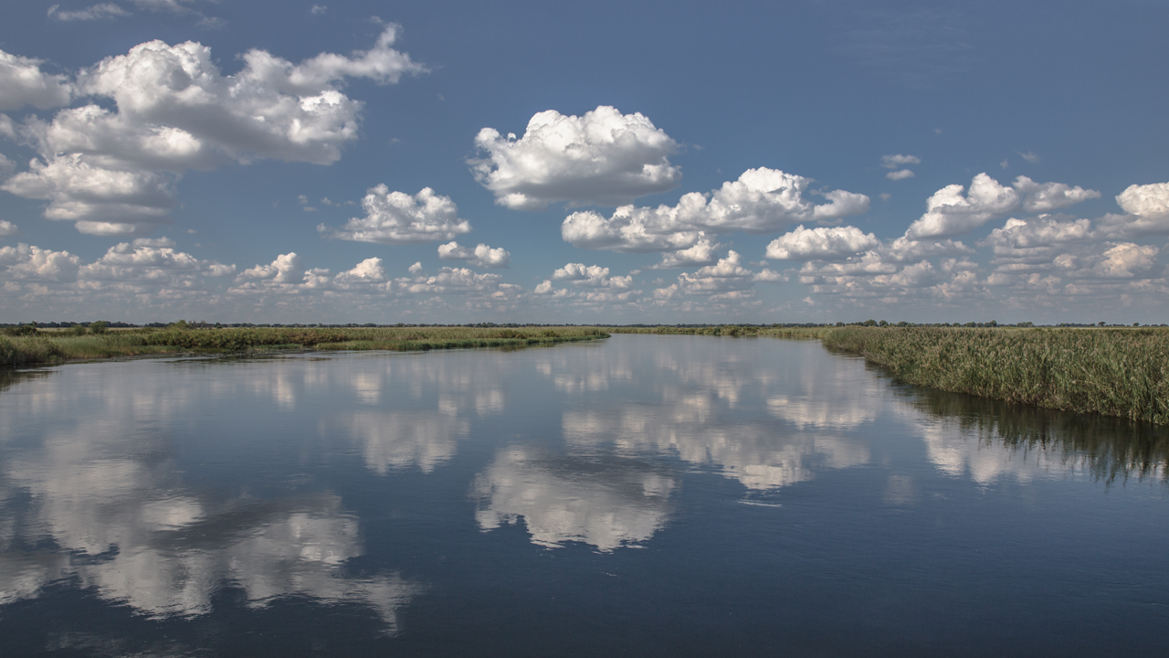 Wolken in und über dem Okavango