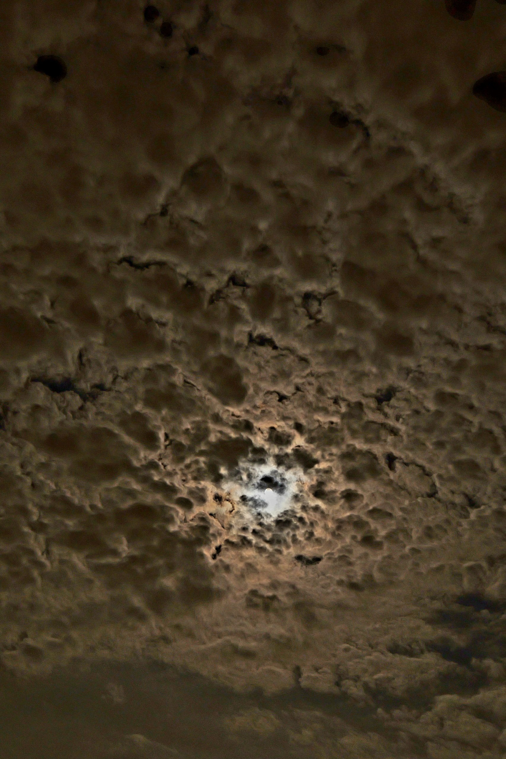 Wolkiger Vollmond.