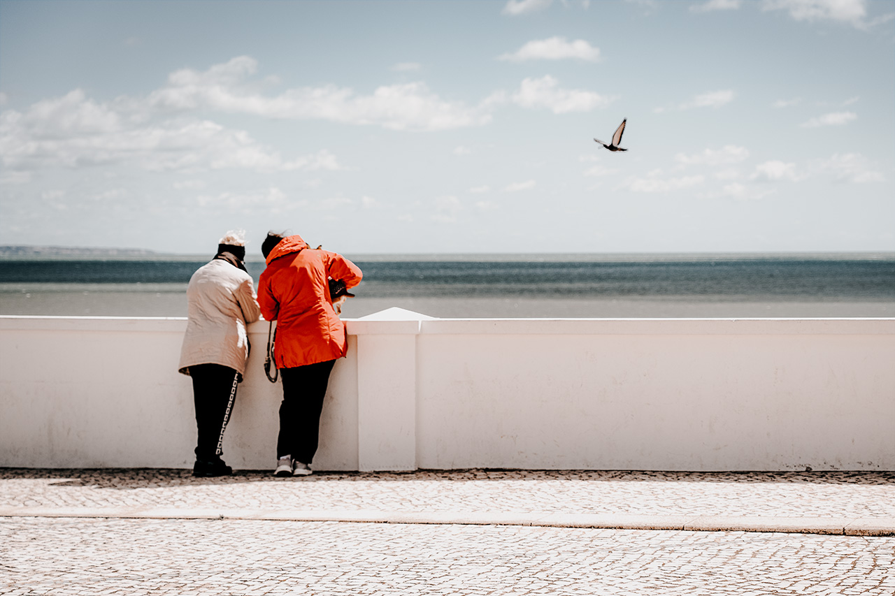 Zwei Frauen schauen aufs Meer